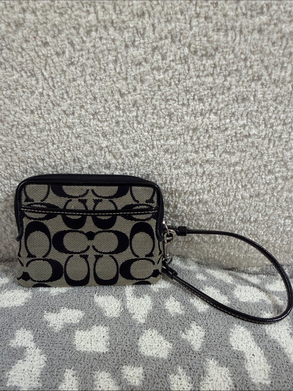 Coach vintage Black and Khaki Signature Canvas Wristlet - Picture 2 of 6